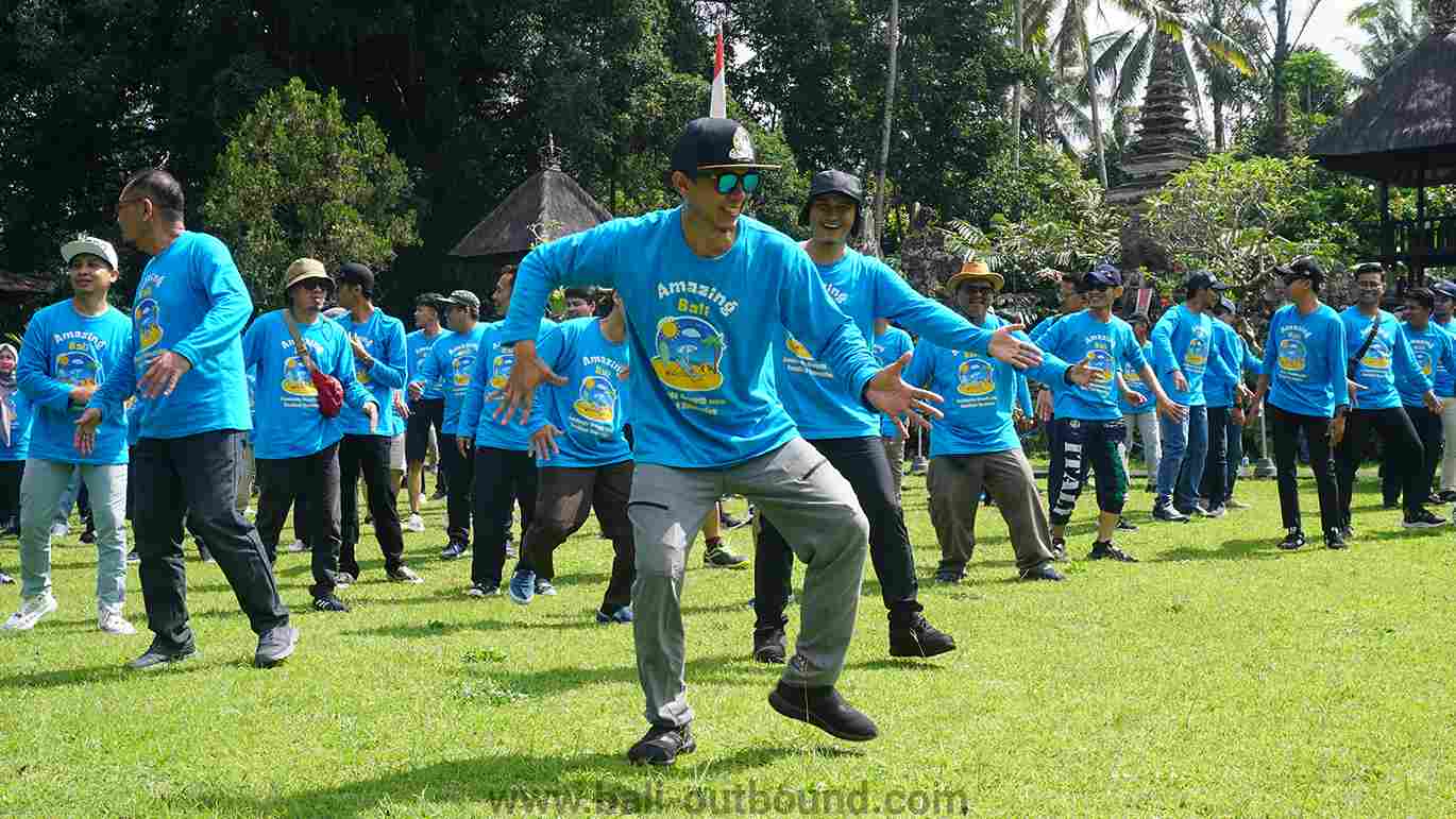 Menari Adat Bali