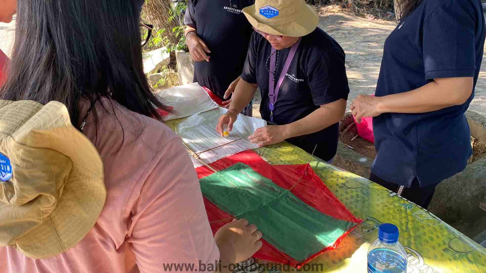 Membuat Layangan di Bali