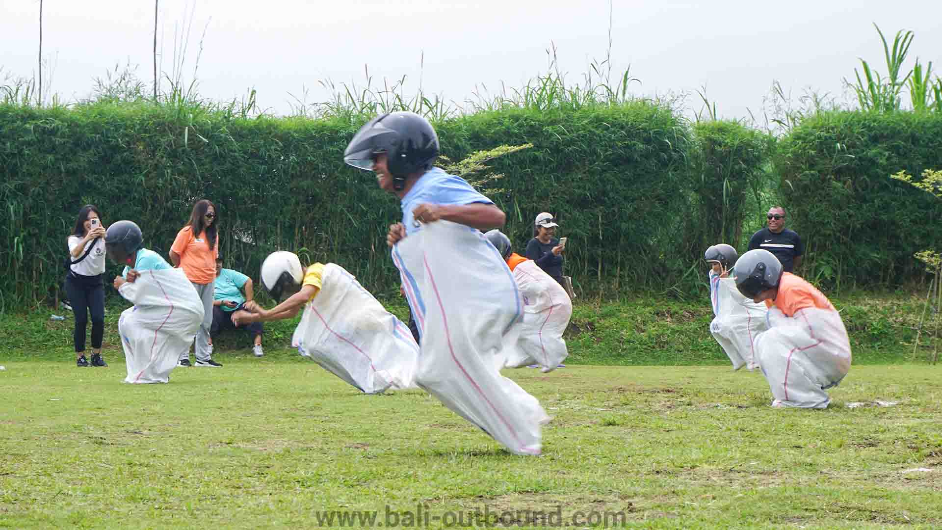Lari karung taat lalu lintas