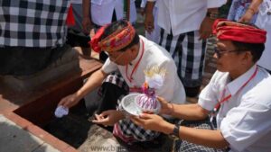 Upacara keaagama sudah di lakukan di jalan yang putus