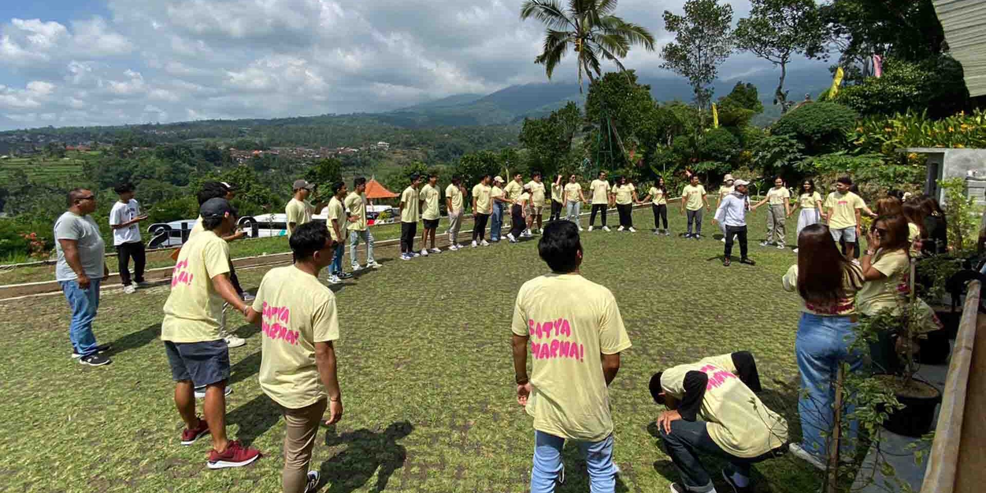 Outbound di Jatiluwih Bali dengan latar sawah terasering hijau yang indah