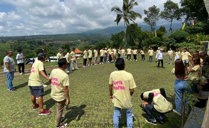Outbound di Jatiluwih Bali dengan latar sawah terasering hijau yang indah