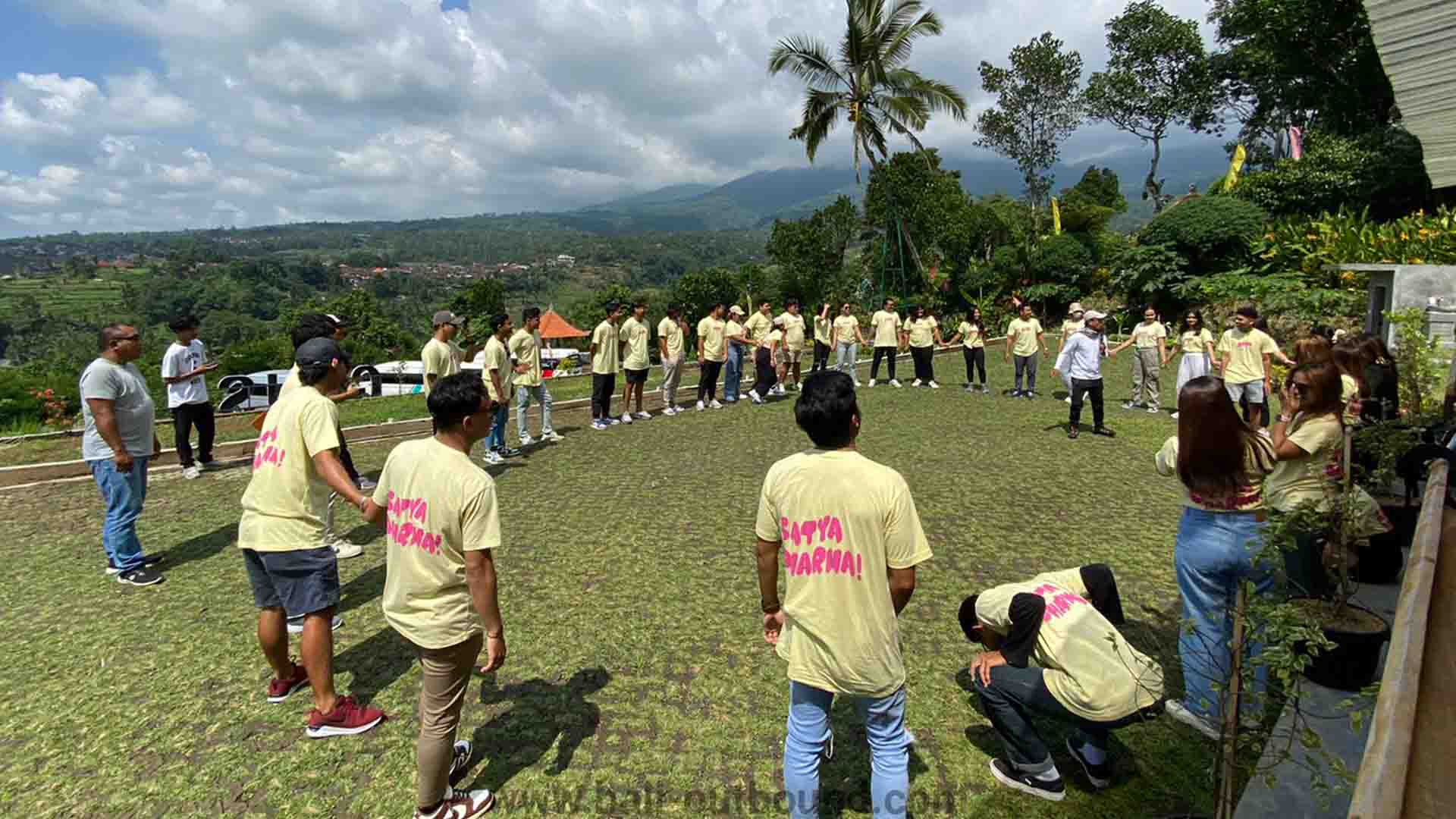 Outbound di Jatiluwih Bali dengan latar sawah terasering hijau yang indah