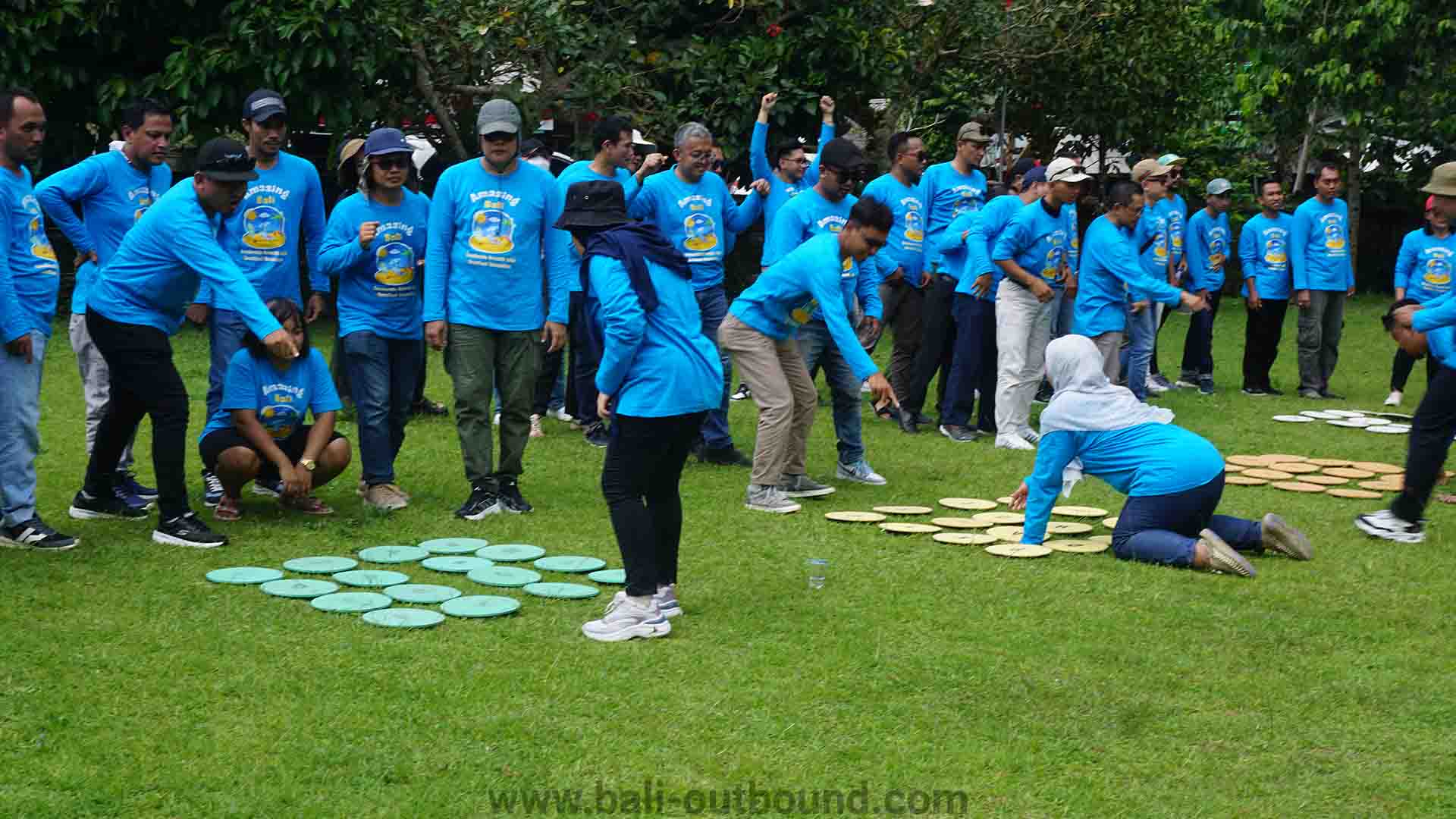 Kegiatan outbound team building di Desa Penglipuran Bali dengan suasana desa adat yang asri