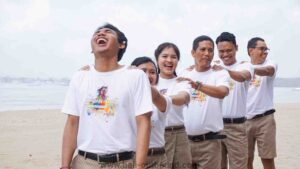 Gathering outbound perusahaan di Pantai Muntig Siokan Sanur dengan pemandangan sunrise indah