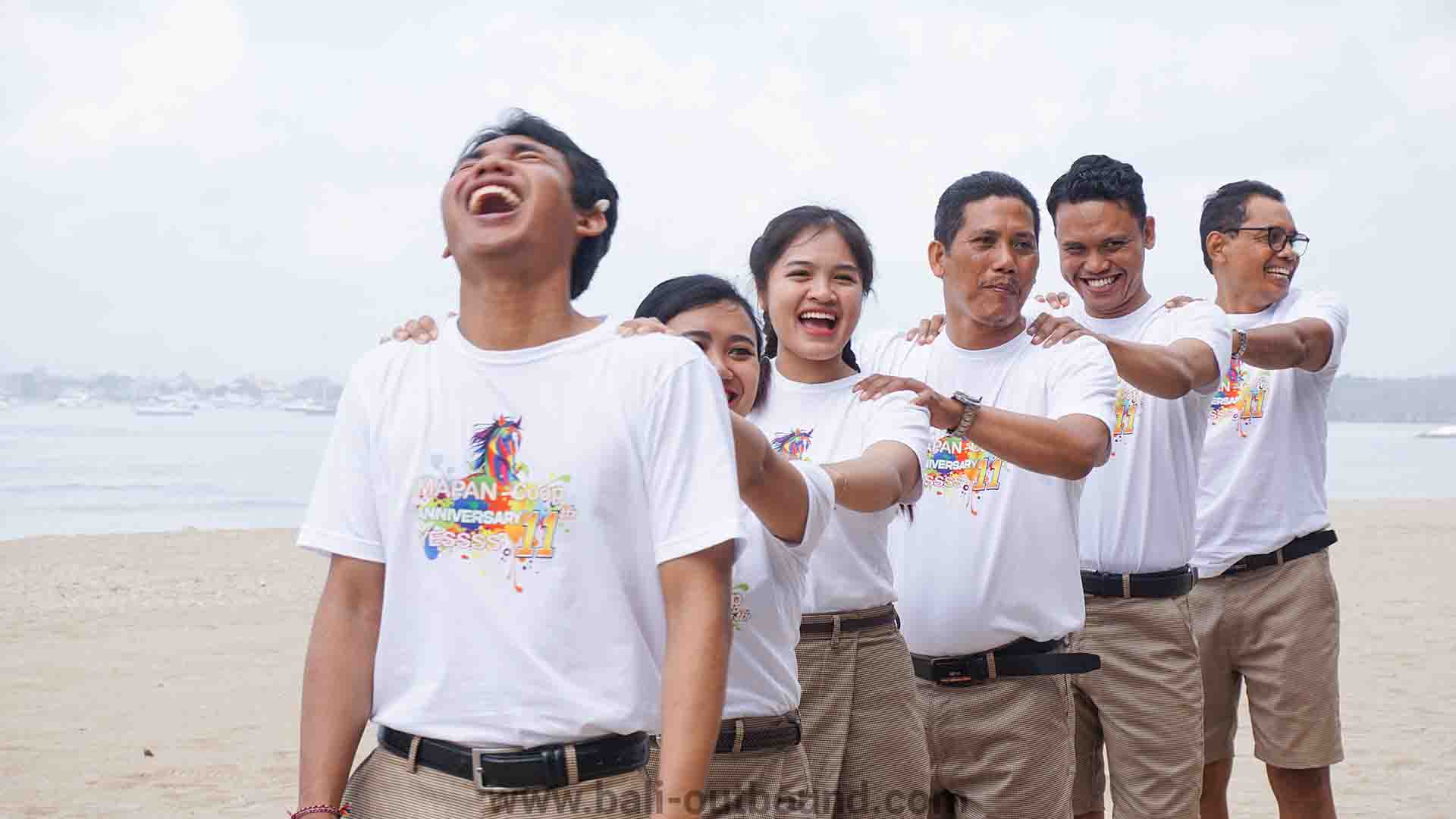 Gathering outbound perusahaan di Pantai Muntig Siokan Sanur dengan pemandangan sunrise indah
