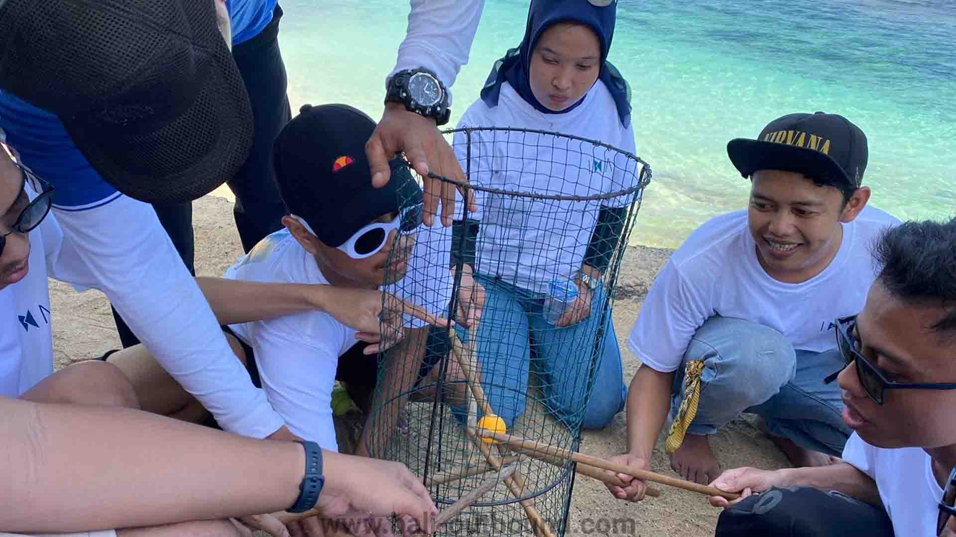 Gathering outbound perusahaan di Pantai Melasti Bali dengan suasana pantai luas dan indah