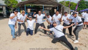 Peserta outbound mengikuti fun games seru di tepi Pantai Jimbaran dengan pasir putih