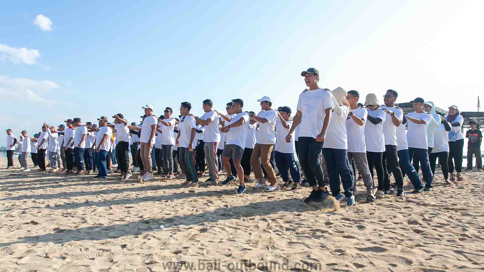 Gathering outbound perusahaan di Jimbaran dengan pemandangan sunset menawan