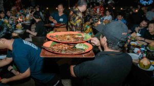 Peserta outbound menikmati seafood dinner khas Jimbaran setelah kegiatan team building