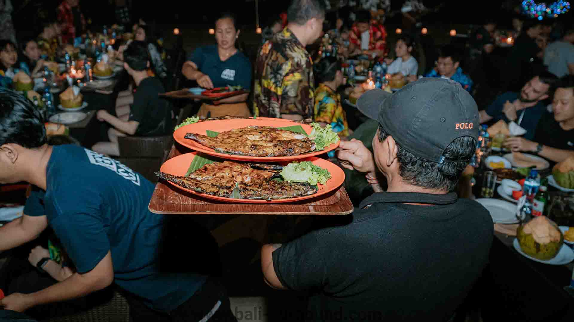 Peserta outbound menikmati seafood dinner khas Jimbaran setelah kegiatan team building