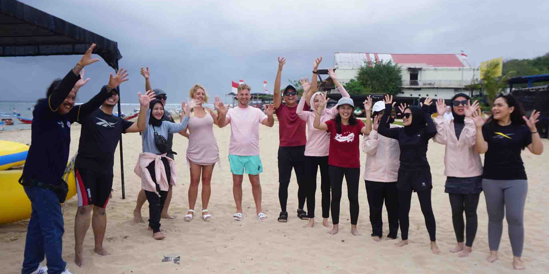 Kegiatan outbound team building di Pantai Jimbaran Bali dengan suasana pantai luas dan indah