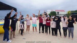 Kegiatan outbound team building di Pantai Jimbaran Bali dengan suasana pantai luas dan indah