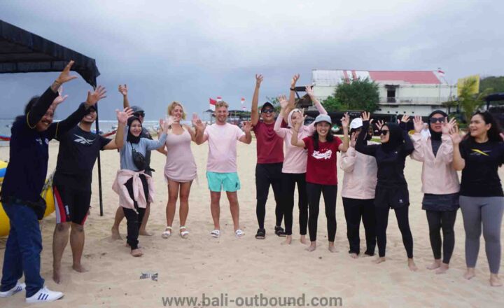 Kegiatan outbound team building di Pantai Jimbaran Bali dengan suasana pantai luas dan indah
