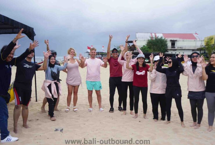 Kegiatan outbound team building di Pantai Jimbaran Bali dengan suasana pantai luas dan indah