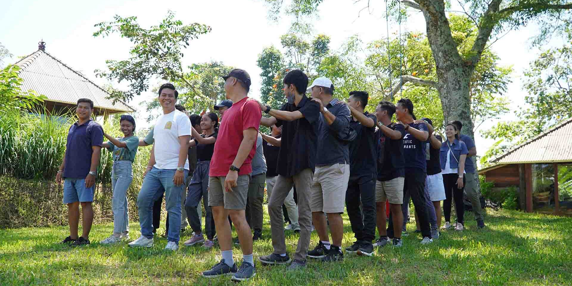Kegiatan outbound di Kebun Raya Bedugul dengan suasana hutan botani