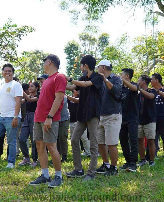 Kegiatan outbound di Kebun Raya Bedugul dengan suasana hutan botani