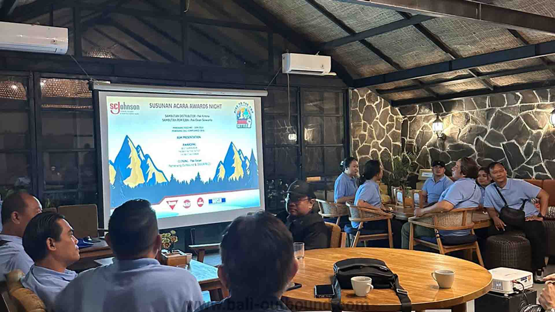 Sesi meeting outdoor di Kintamani Bali dengan suasana sejuk dan panorama Danau Batur