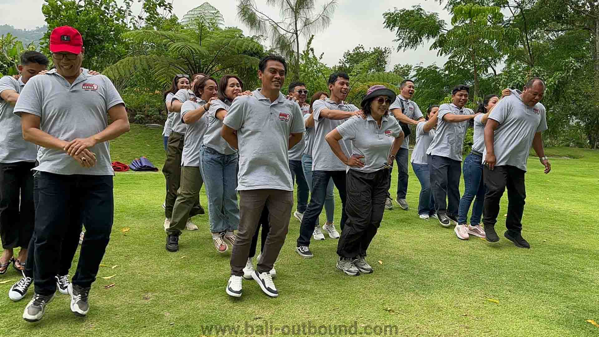 Peserta outbound mengikuti kegiatan team building di Kintamani dengan latar Gunung Batur dan pemandangan alam pegunungan