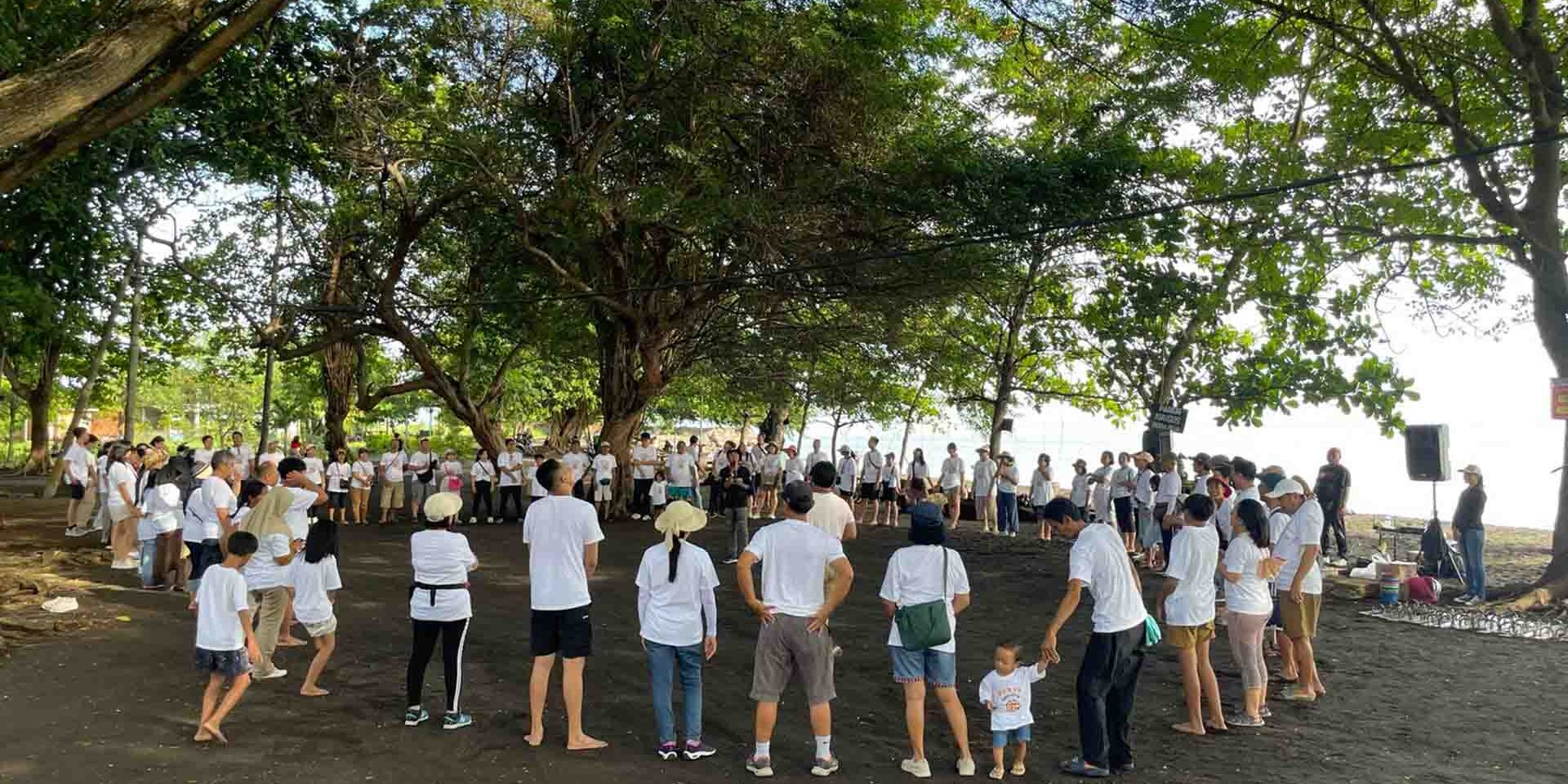 Suasana outbound corporate gathering di Lovina Bali dengan permainan tim di tepi pantai