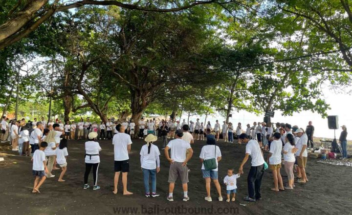 Suasana outbound corporate gathering di Lovina Bali dengan permainan tim di tepi pantai