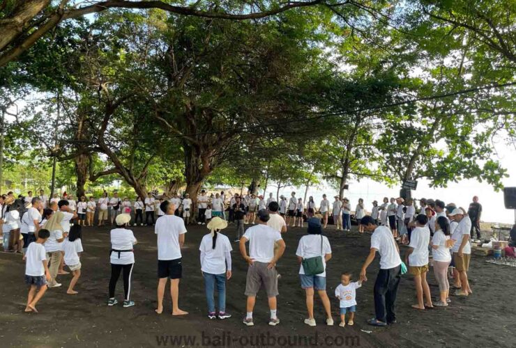 Suasana outbound corporate gathering di Lovina Bali dengan permainan tim di tepi pantai