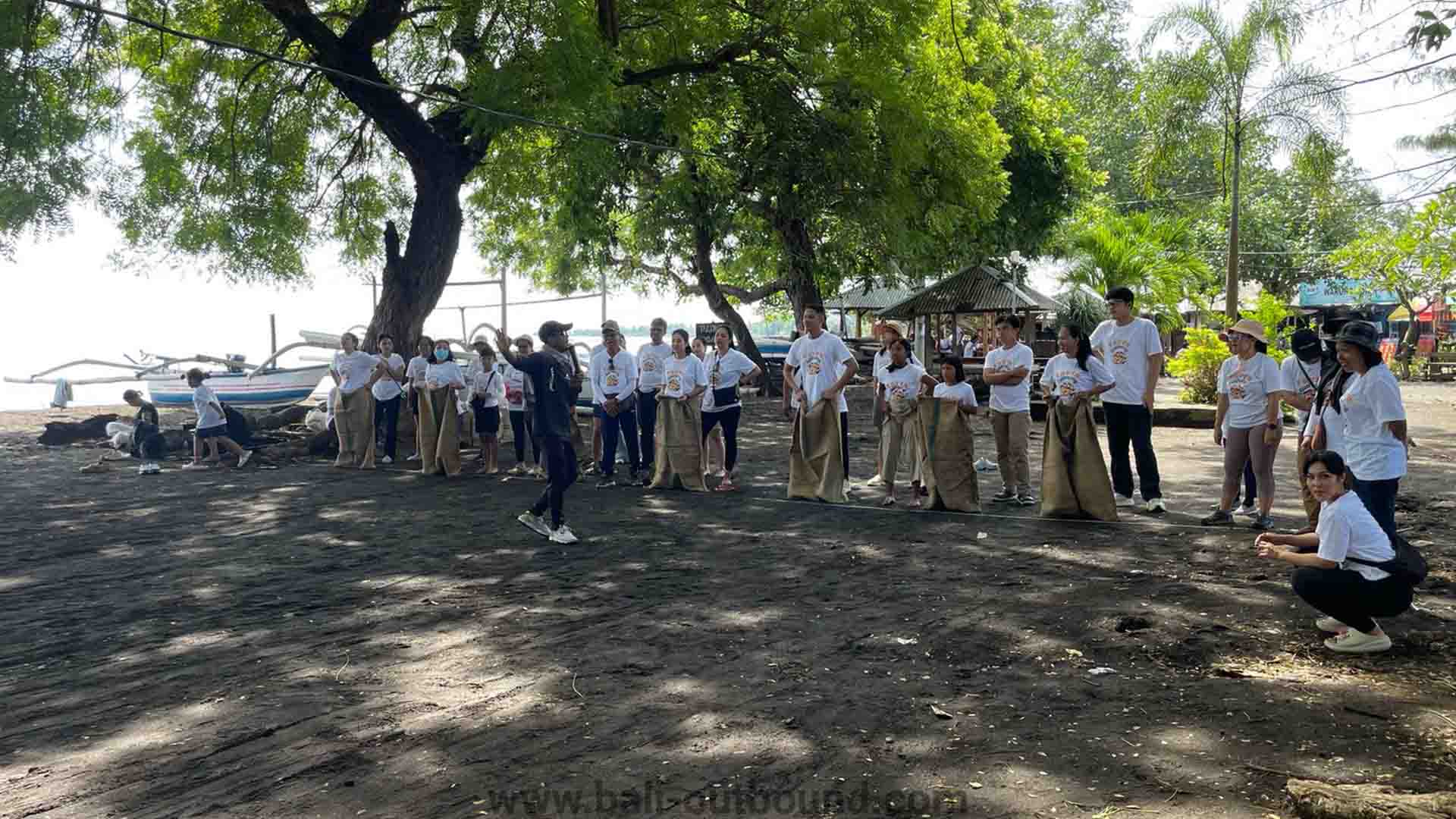 Outbound di Lovina Bali dikombinasikan dengan tour lumba-lumba menggunakan perahu tradisional