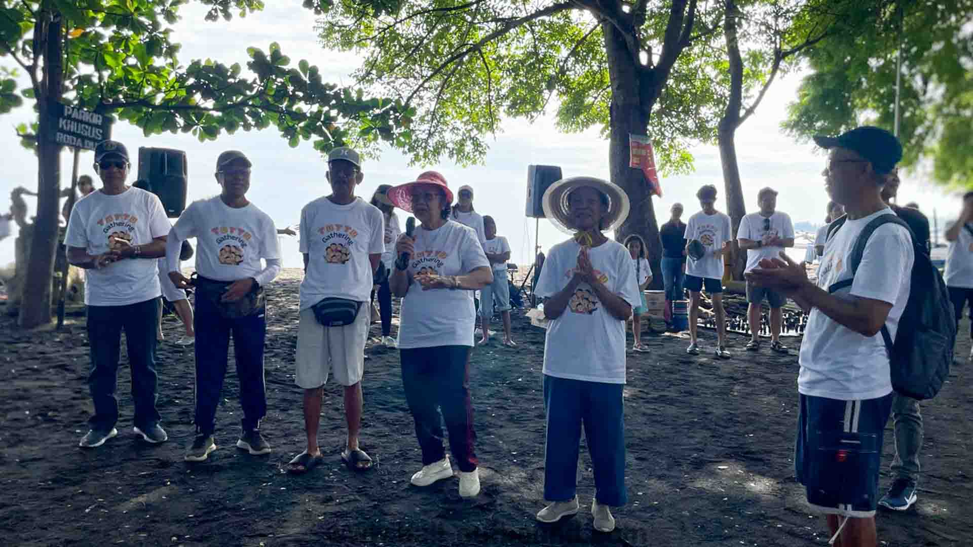 Peserta outbound mengikuti team building di Lovina dengan latar laut biru dan panorama alam Bali Utara