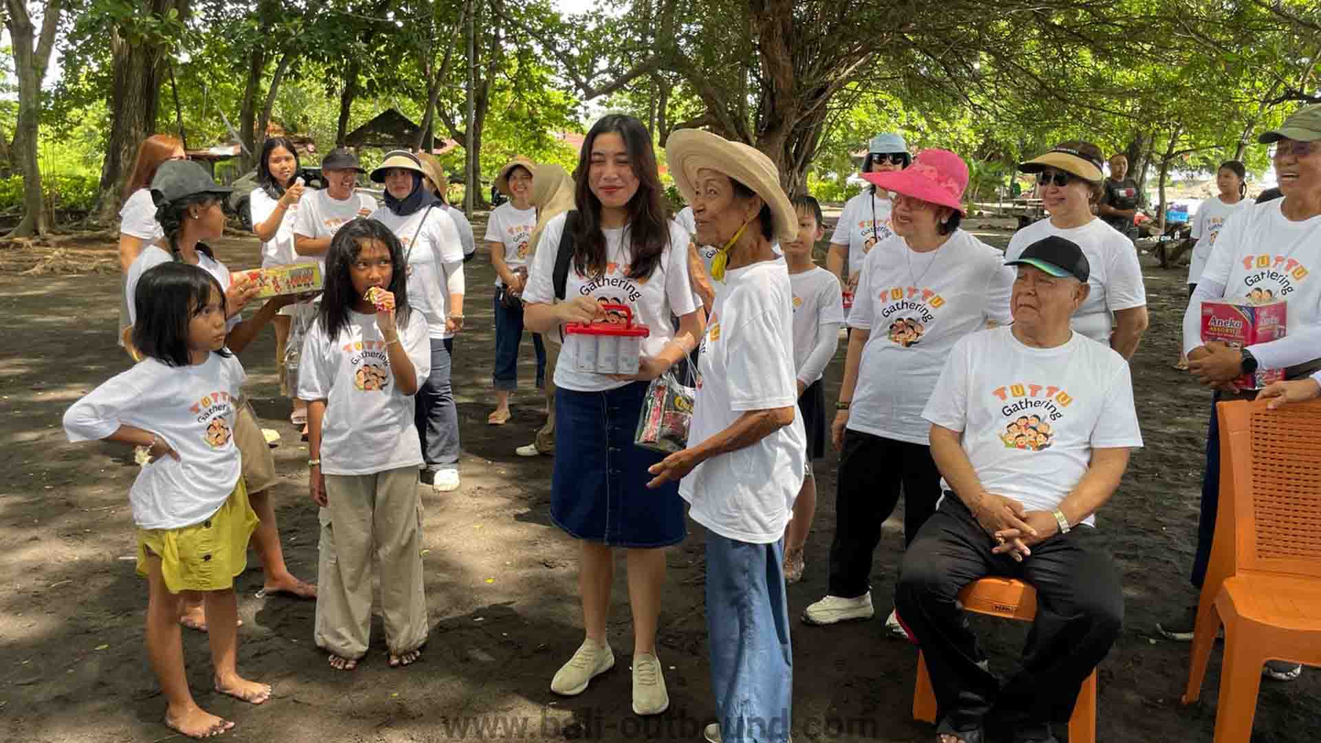 Kegiatan outbound fun games di Pantai Lovina Bali dengan suasana pantai tenang dan pasir hitam
