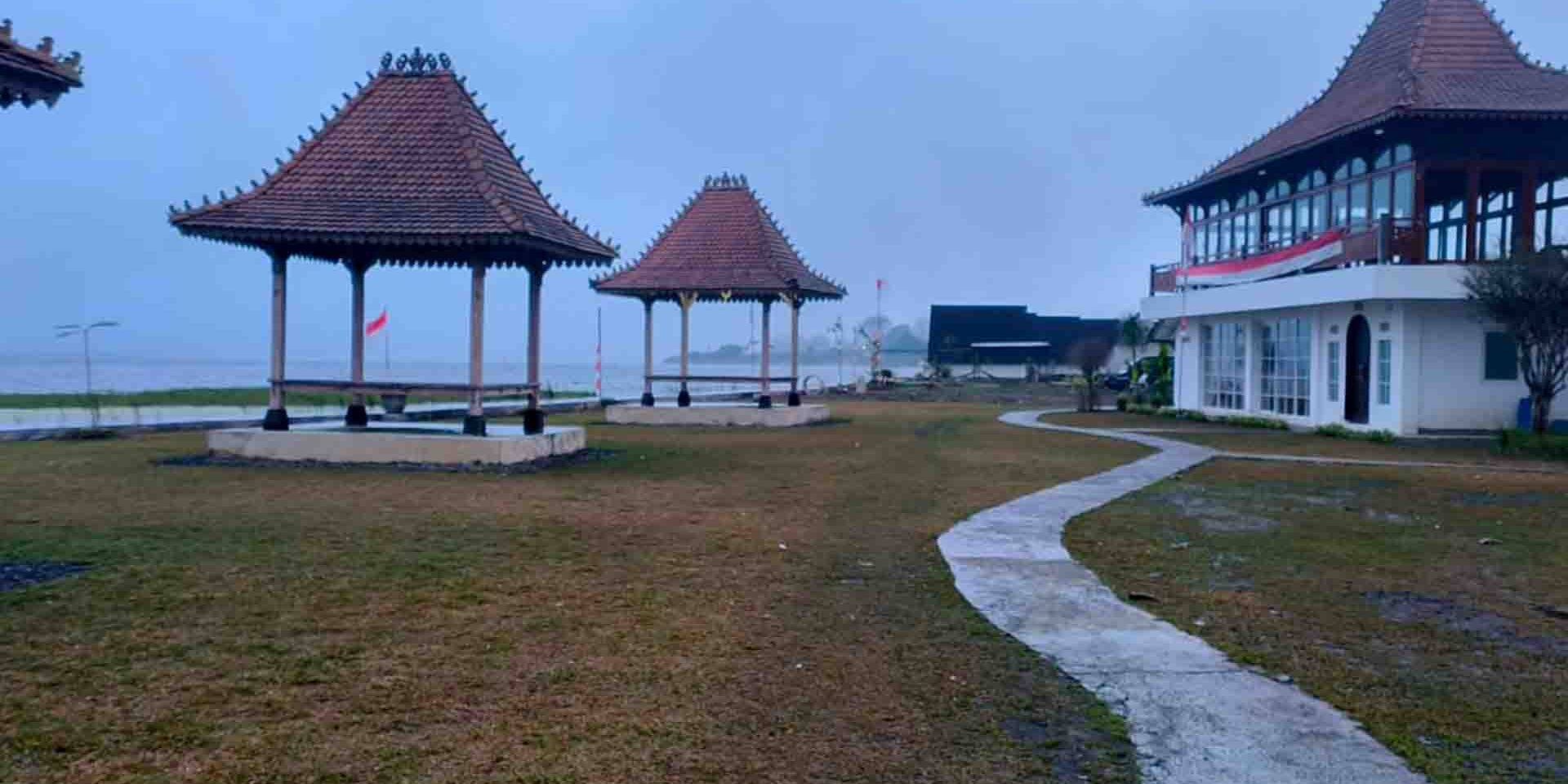 Tenda glamping mewah di The Jineng Glamping Bedugul dengan pemandangan pegunungan dan danau