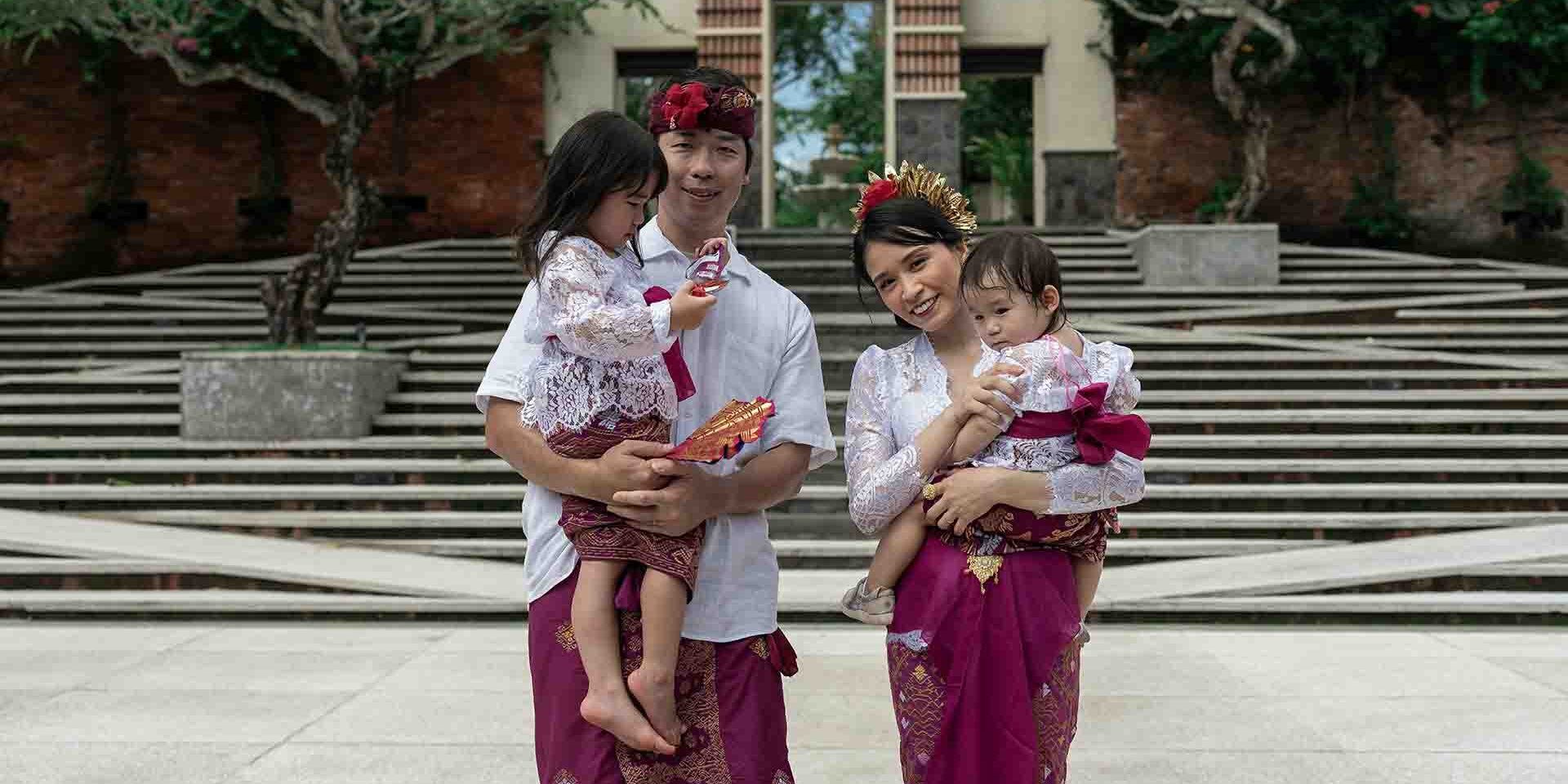 Berias busana adat bali di bali
