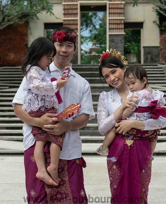 Berias busana adat bali di bali