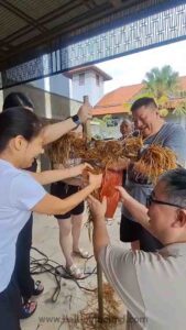 Proses cara membuat lelakut Bali menggunakan jerami, kayu, dan pakaian bekas