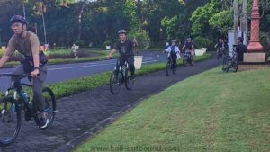 Peserta tur sepeda menikmati pemandangan Pantai Samuh Nusa Dua