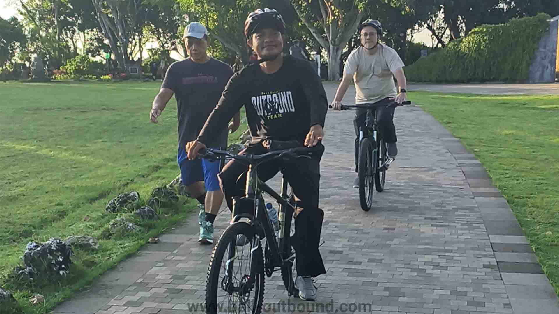 Pemandu profesional Bali Outbound mendampingi peserta tur sepeda Nusa Dua