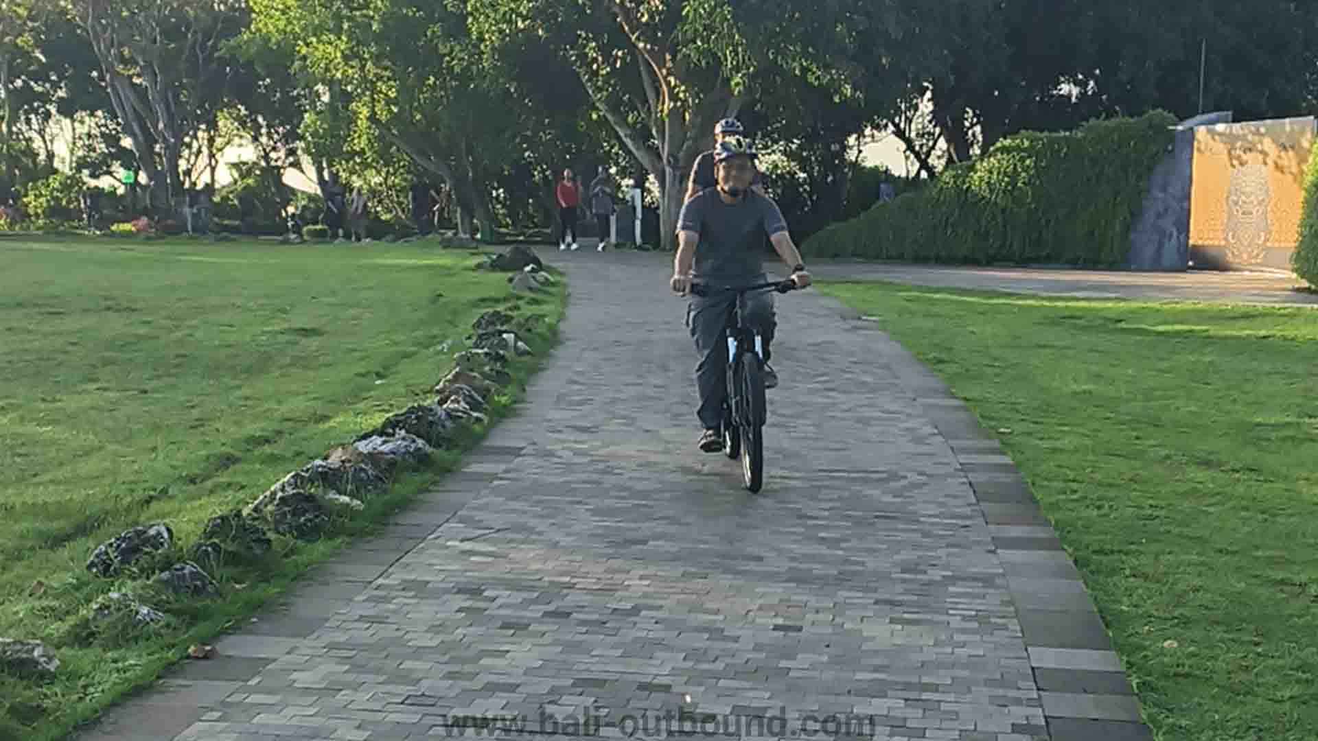 Kegiatan bersepeda kelompok bersama Bali Outbound di Nusa Dua