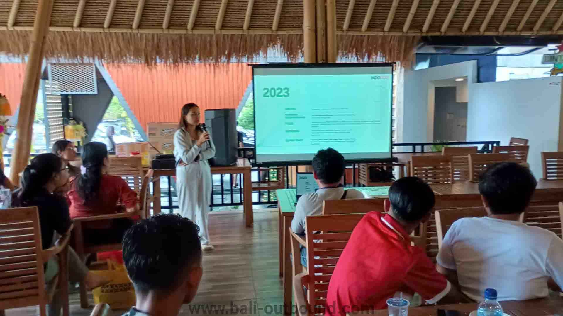 Peserta perusahaan melakukan meeting evaluasi tim dengan fasilitas lengkap di Bali.