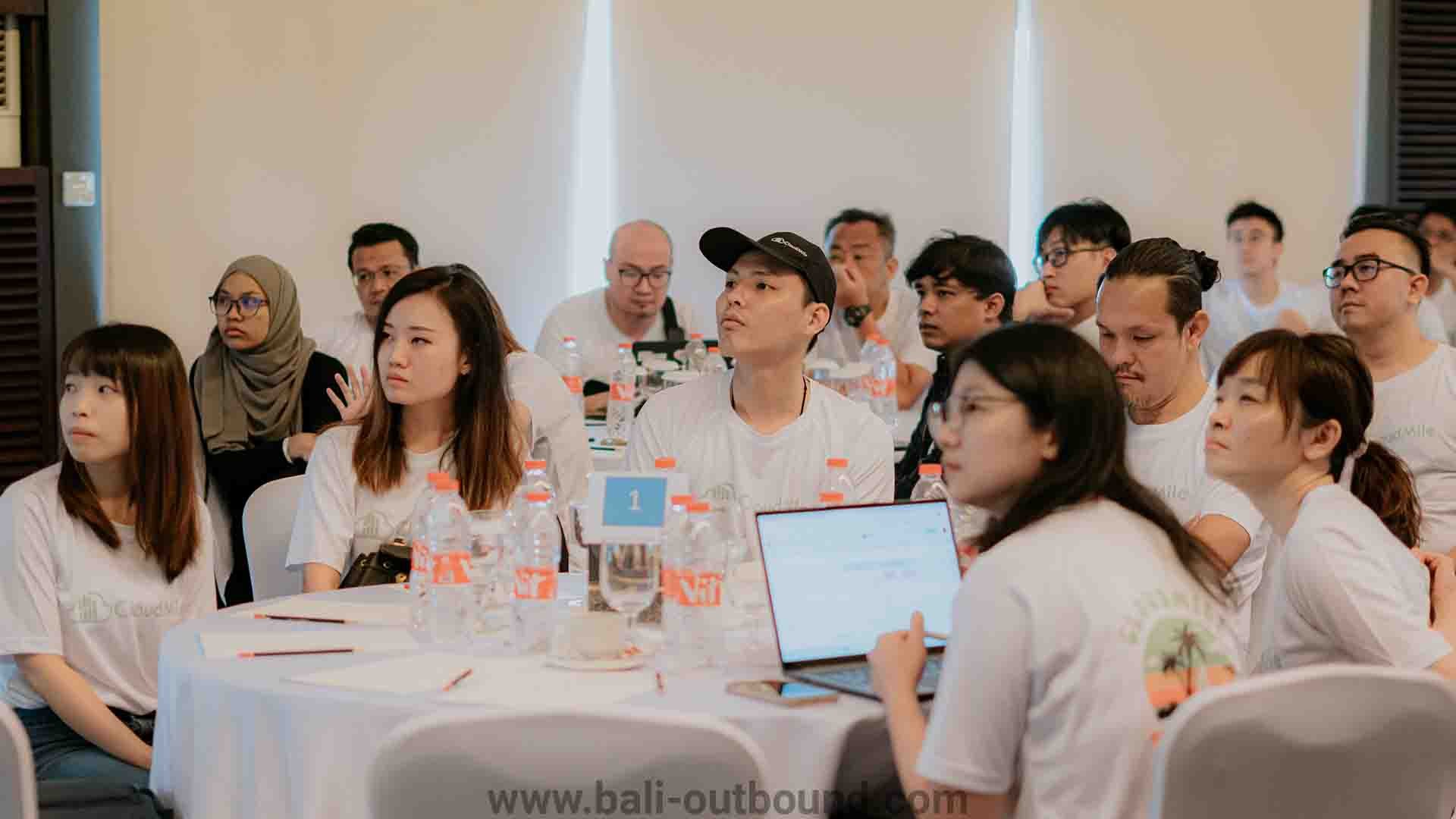 Ruang meeting perusahaan di Bali dengan fasilitas proyektor, sound system, dan penataan rapi.