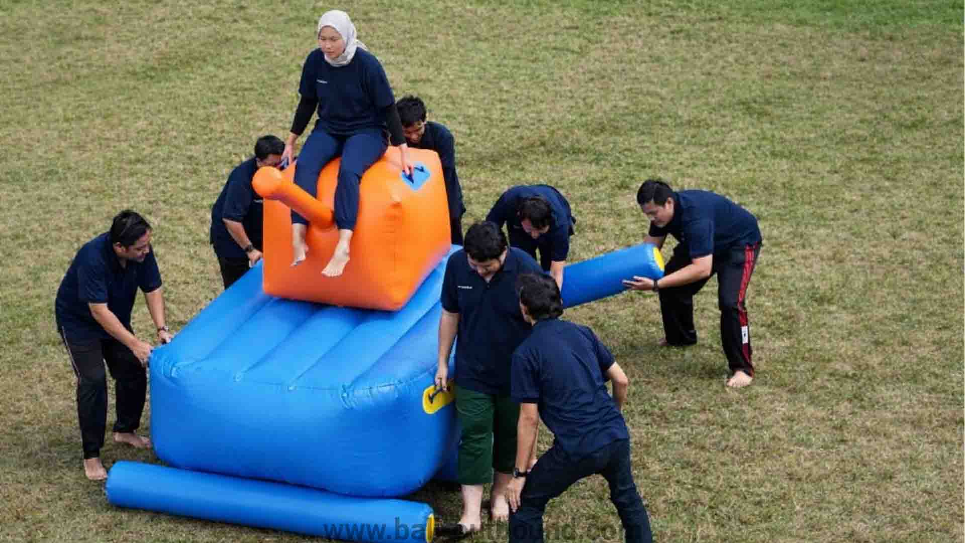 Inflatable game di Bali jenis Snake Race untuk outing dan kegiatan kekompakan tim