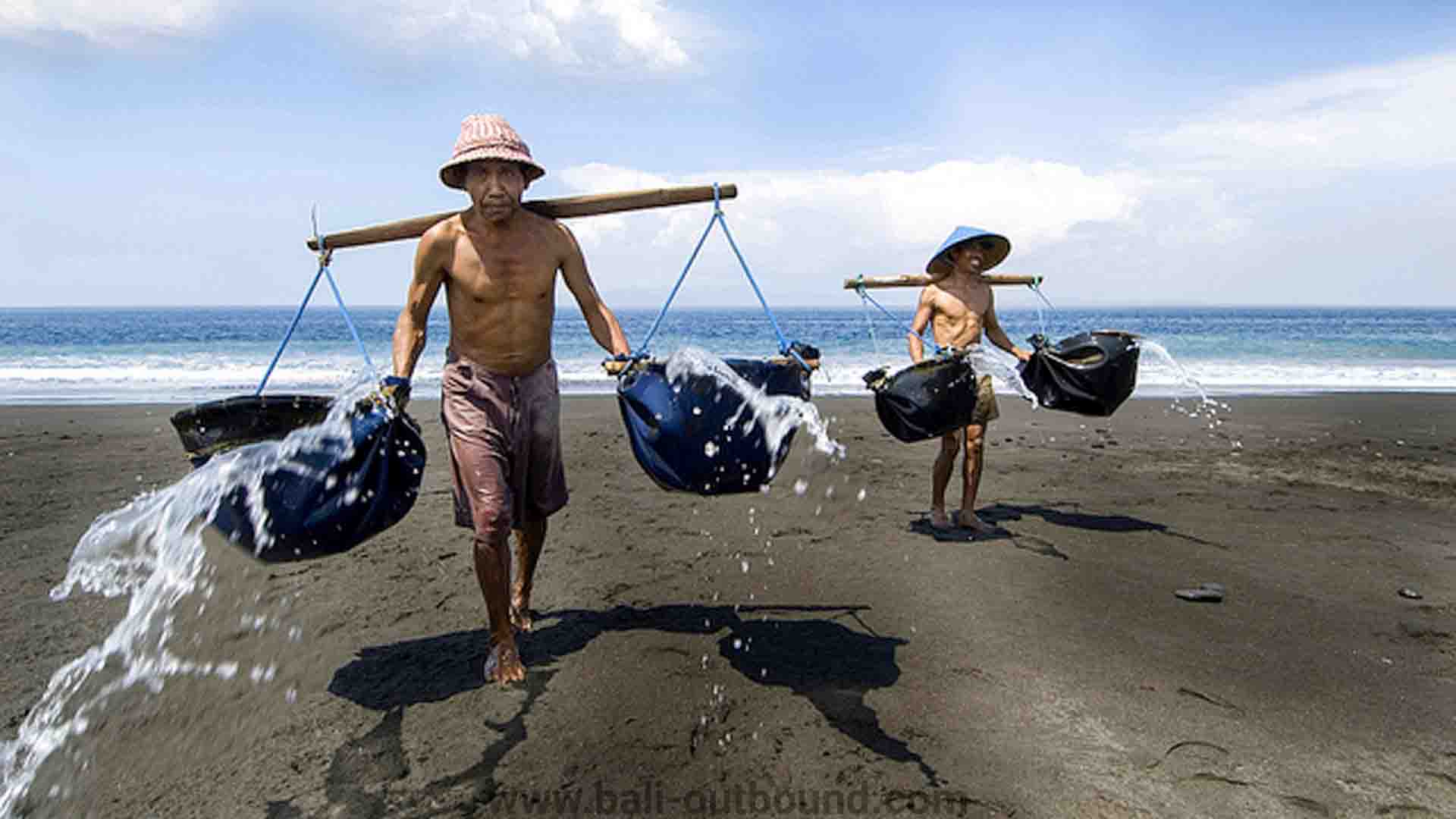 Proses Pembuatan Garam di Kusamba