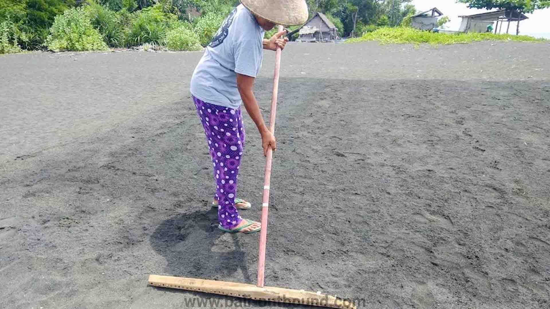 Proses penyiraman garam kusamba